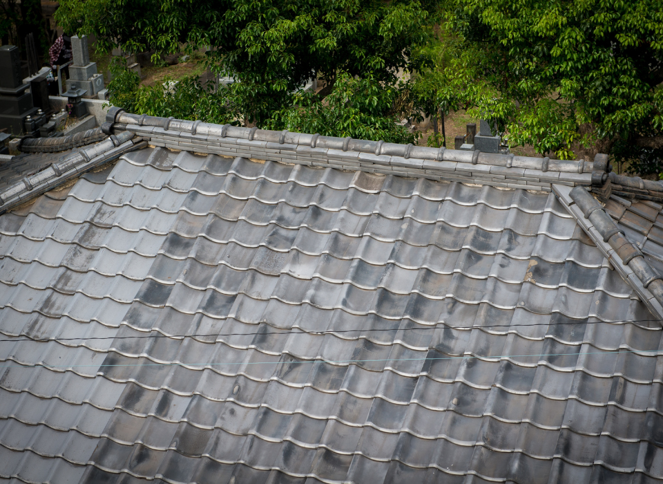 Voorbeeld van een dak met asbest vóór sanering door Allround Asbestsanering