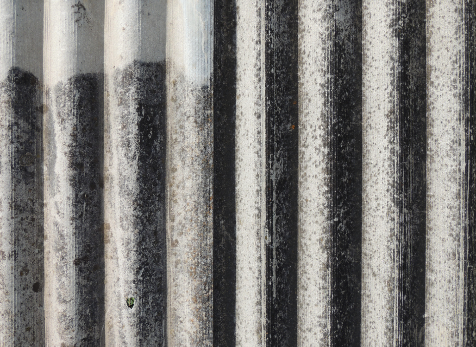 Detail van asbestgolfplaat – asbest verwijderen Rotterdam