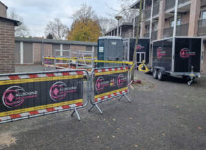 Asbest verwijderen Zeeland – afzetting en materieel van Allround Asbest Sanering bij een saneringsproject in een woonwijk