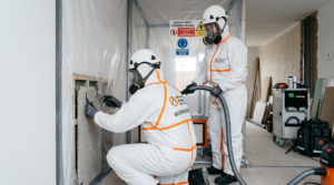 Complete gids asbestsanering voor particulieren en bedrijven in Nederland.